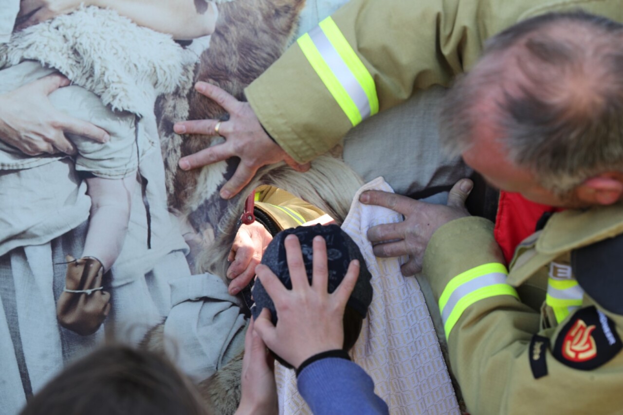 Brandweer bevrijdt jongen uit fotobord in Borger