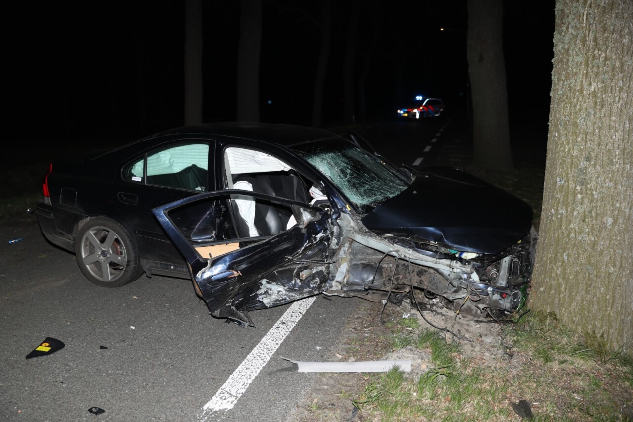 Auto zwaar beschadigd na ongeval in Gieten; bestuurder gewond