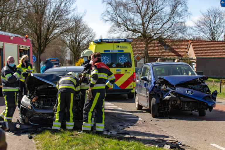 Brandweer bevrijd automobiliste na botsing op kruising