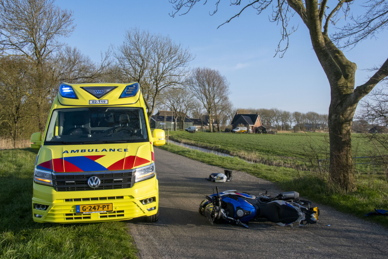 Motorrijder onderuit in Ee
