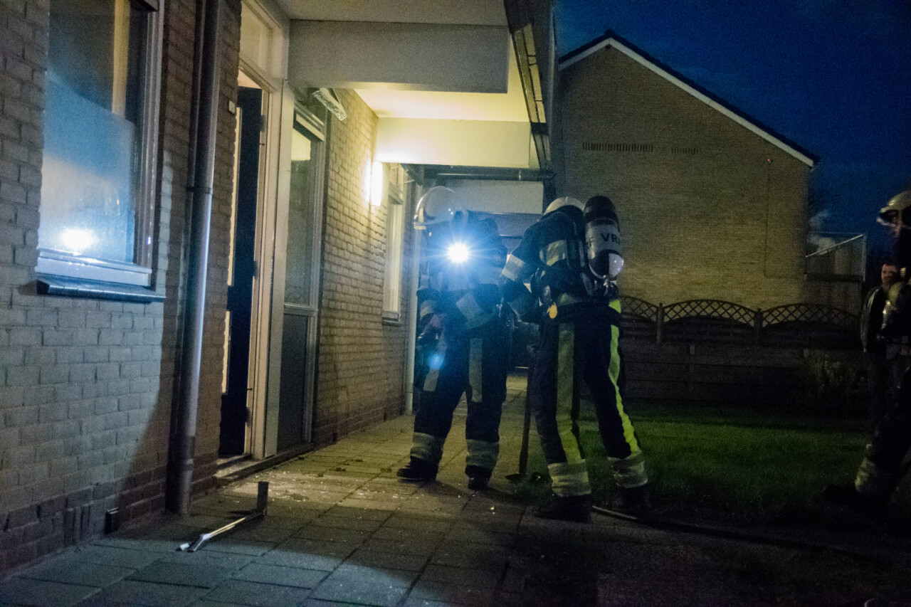 Brandweer rukt uit voor een woningbrand in Oosterwolde