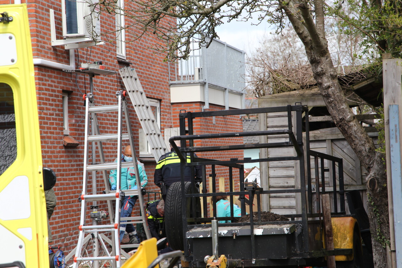 Man zwaargewond na val van ladder