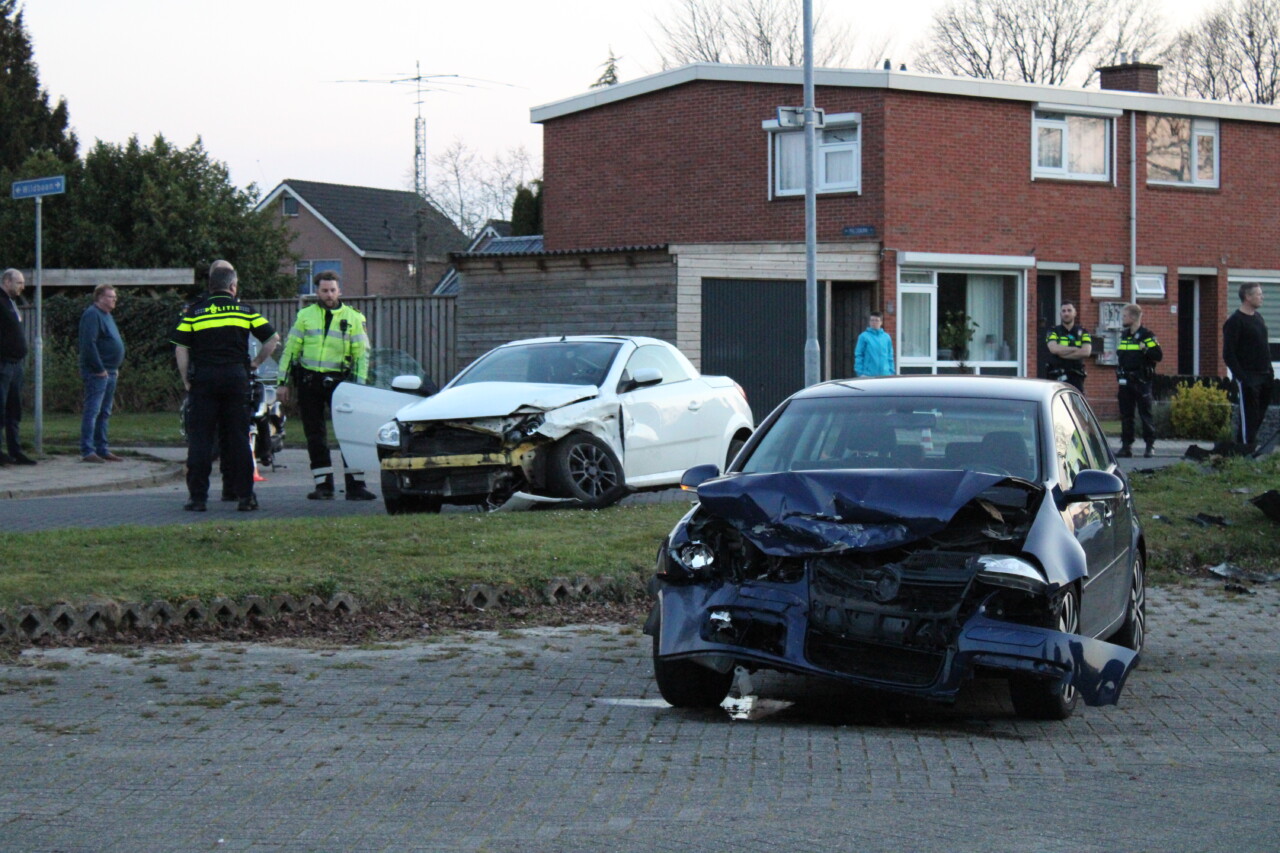 Auto’s botsen in woonwijk