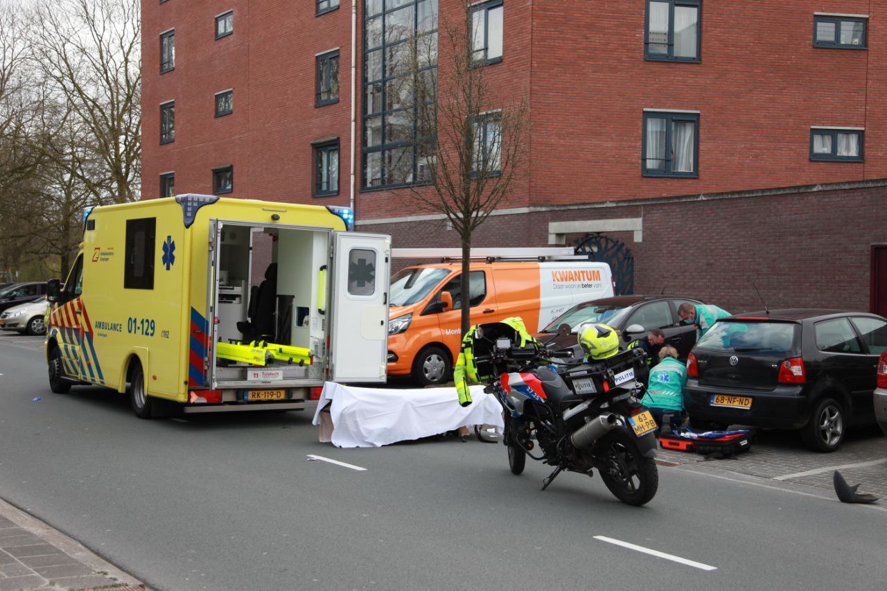 Scooterrijder botst op stilstaande auto in Groningen