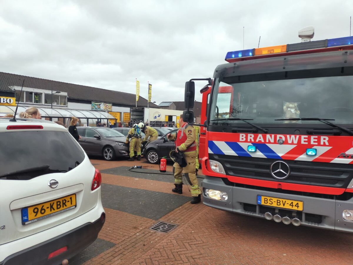 Brandweer rukt uit voor autobrand op parkeerplaats in Roden