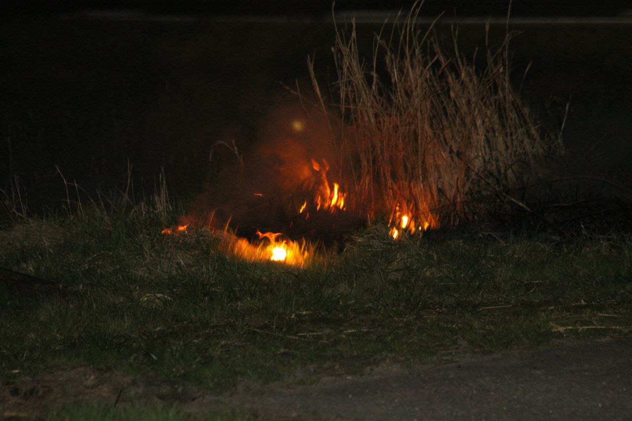 Brandweer blust bermbrand in Dokkum