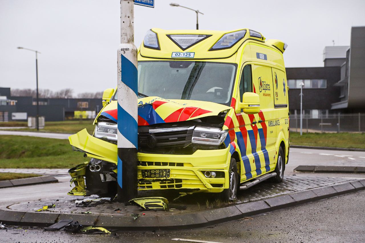 Ambulance Crasht Tijdens Spoedrit In Drachten Video Noordernieuws