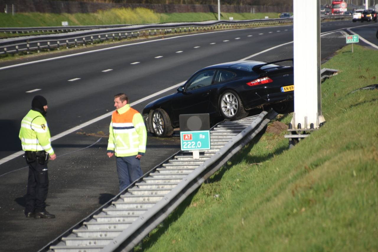 Porsche 911 eindigt op vangrail