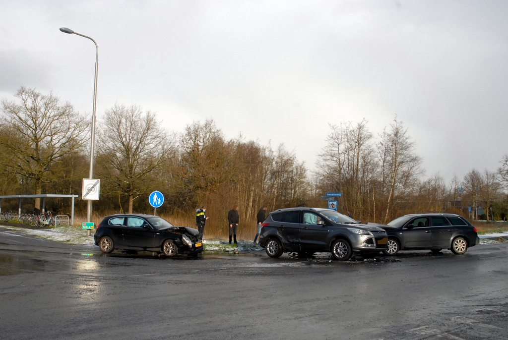 Meerdere voertuigen in botsing bij oprit A7 bij Boerakker