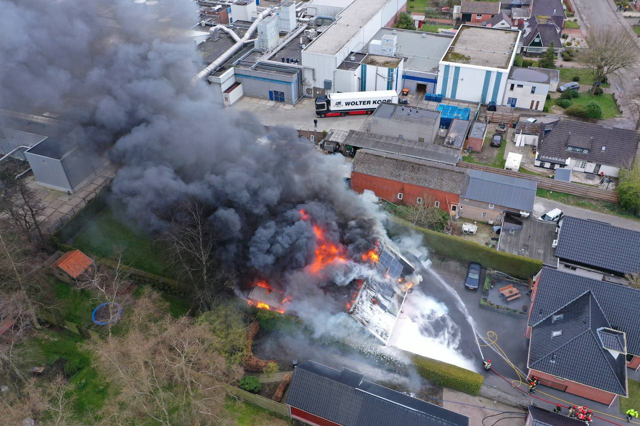 Schuur achter woning verwoest bij brand in Kornhorn