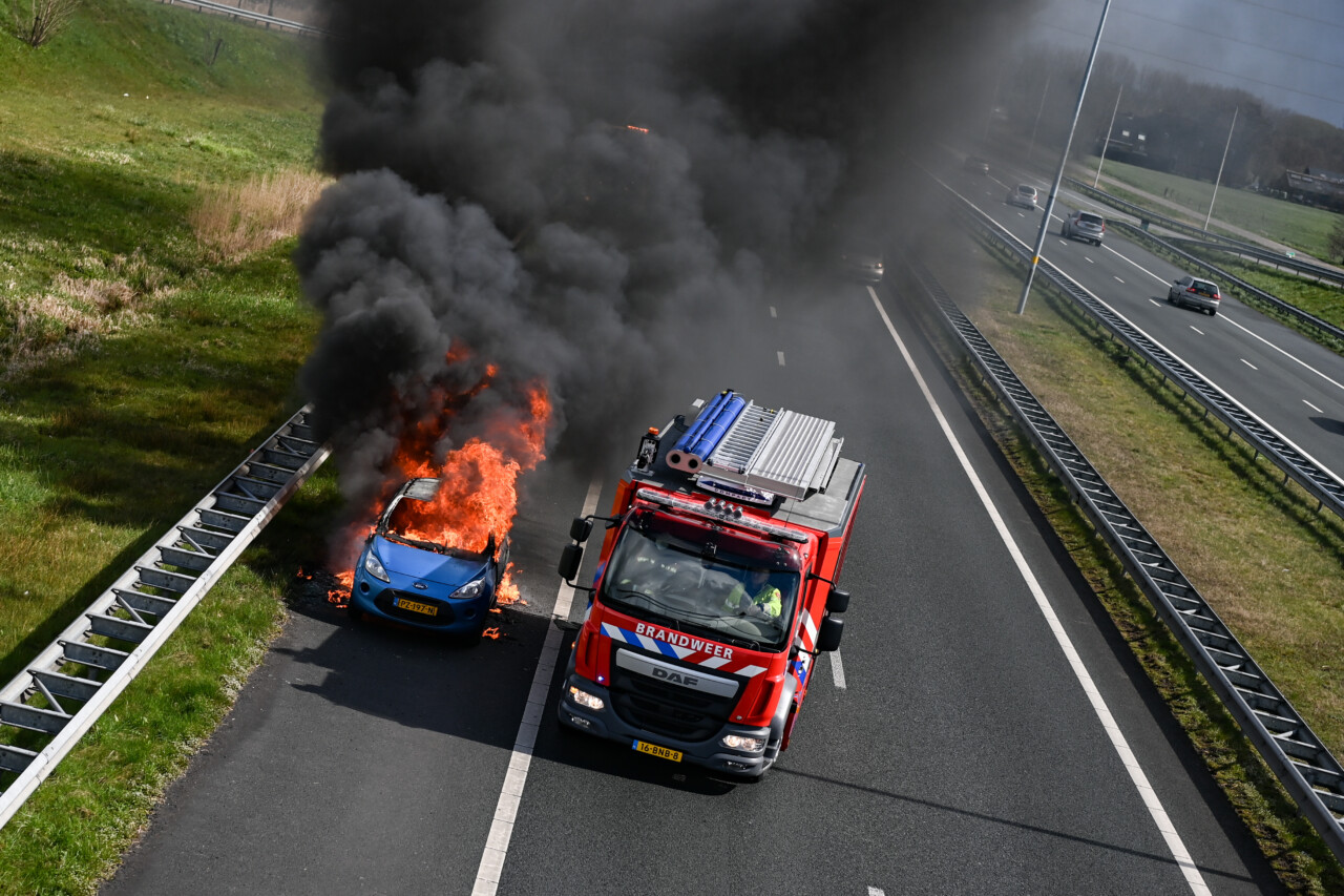 Autobrand zorgt voor forse file van Groningen naar Drachten