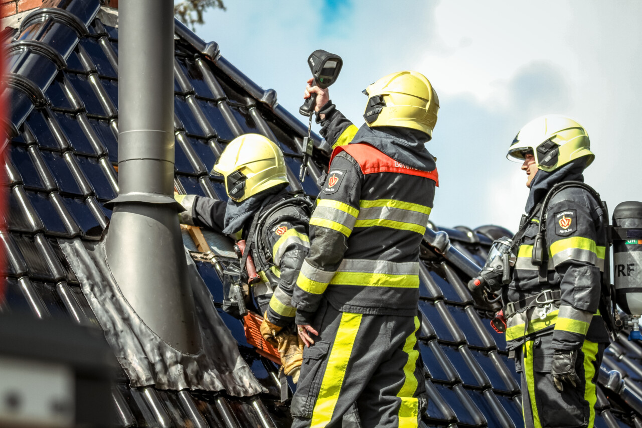 Brandweer Drachten rukt uit voor dakbrand in Opeinde
