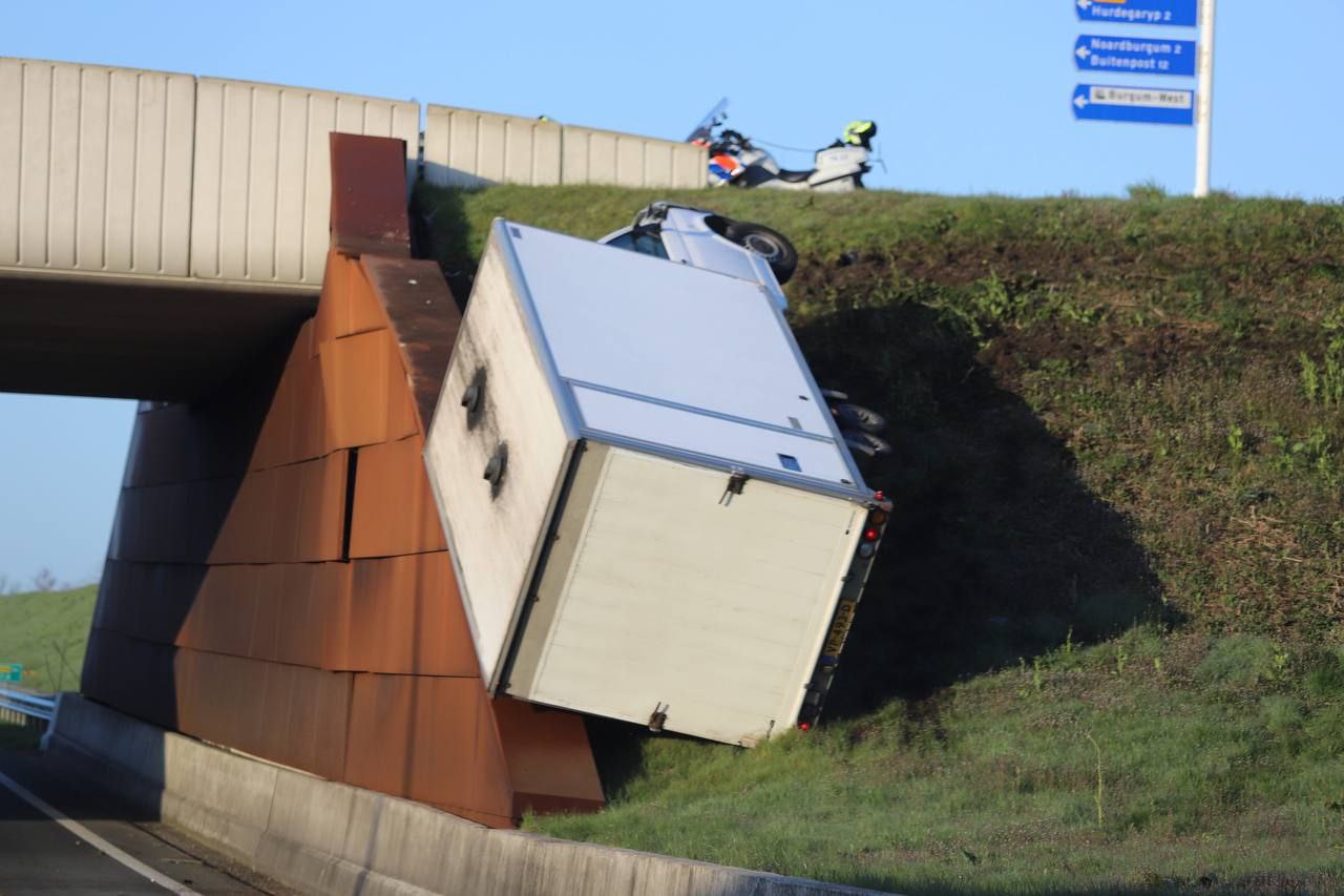 Bestelbus eindigt tegen talud bij ovonde