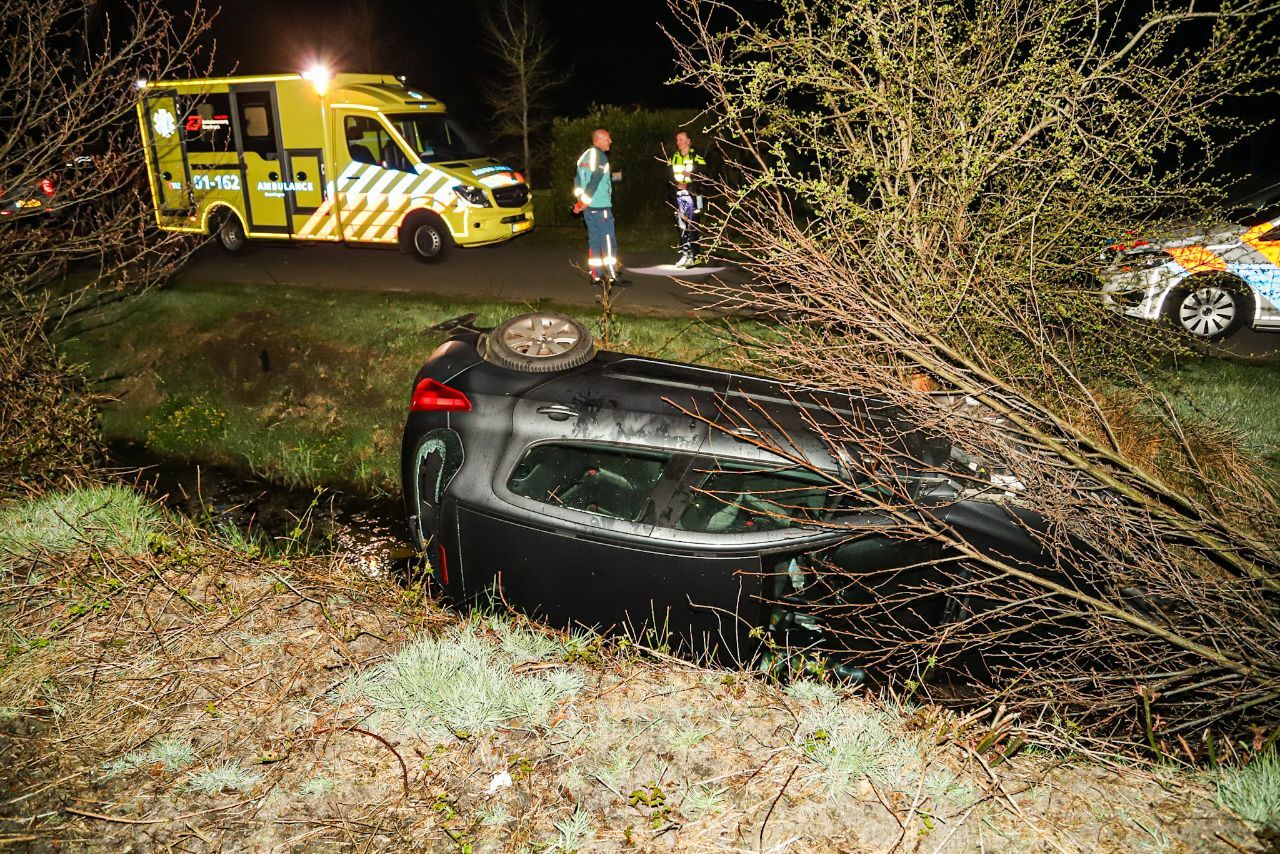 Auto belandt in sloot bij Boelenslaan; bestuurster vermoedelijk onder invloed