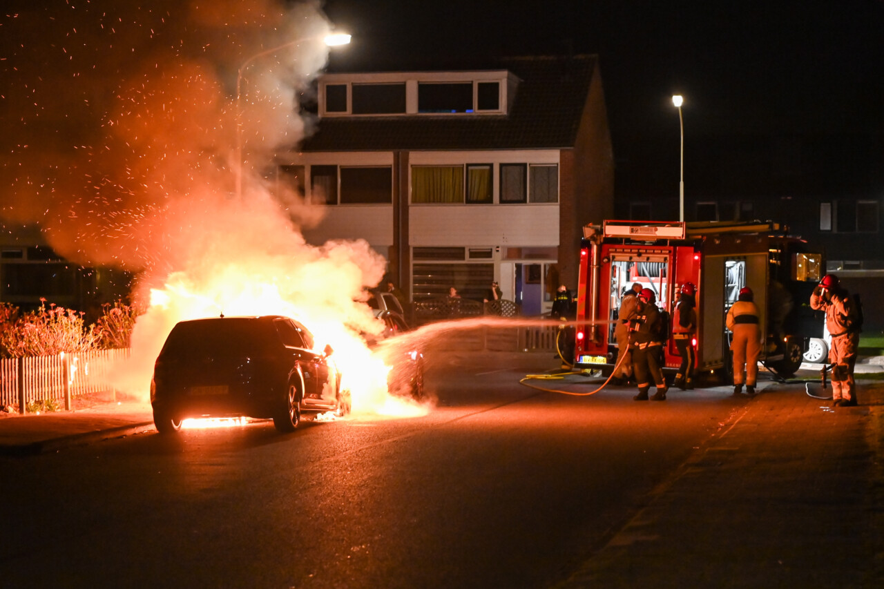 Auto’s uitgebrand in Hoogezand; buurtbewoners spreken over brandstichting met molotovcocktail