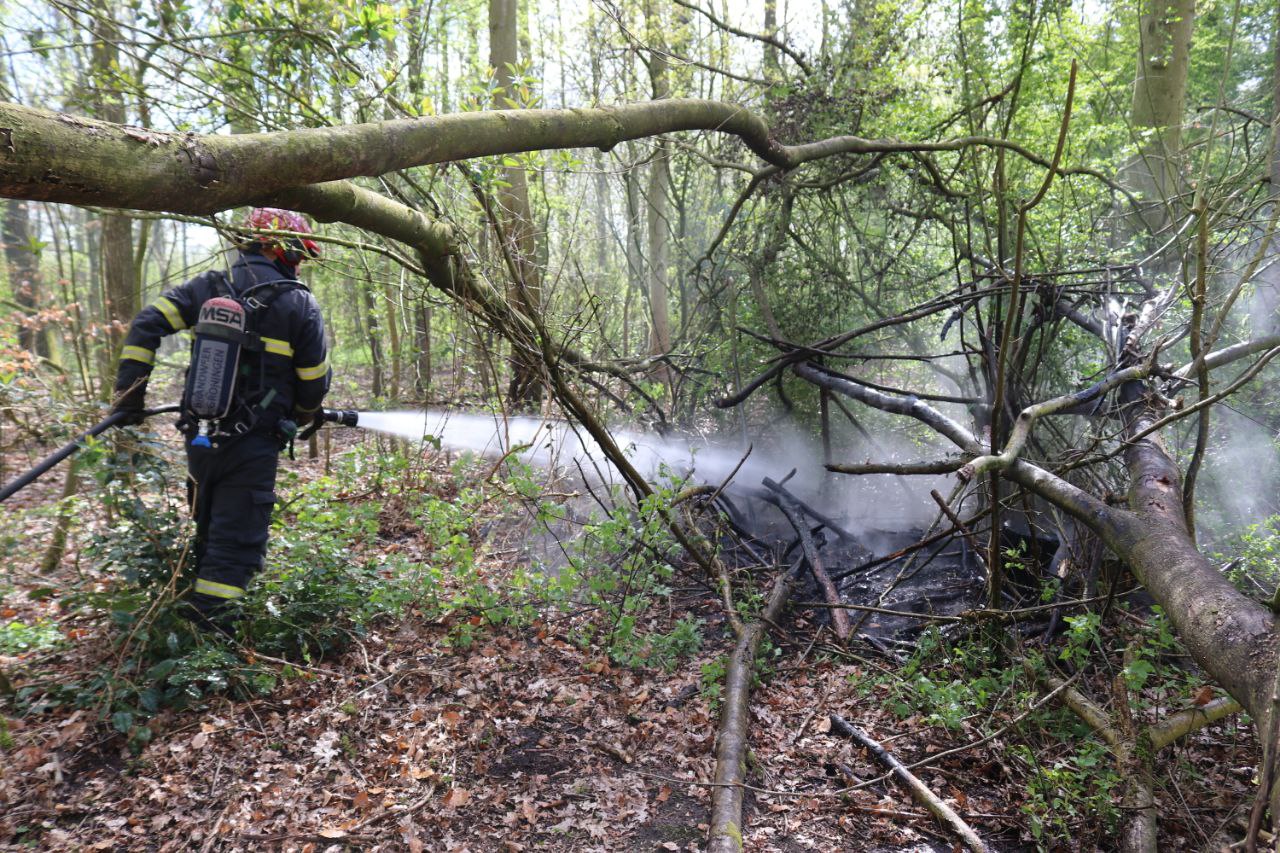 Brandweer rukt uit voor brand in het bos bij Noordbroek