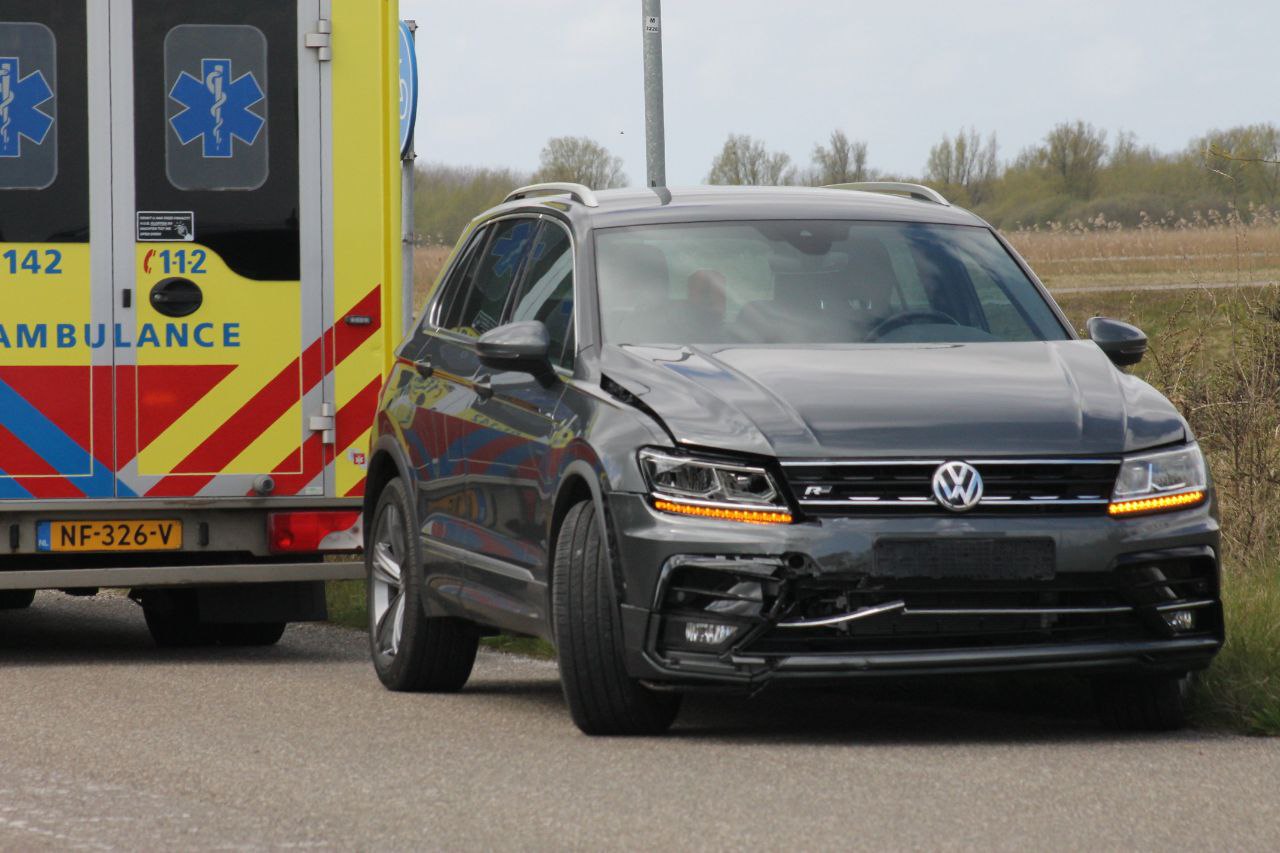 Auto’s botsen in Lauwersoog