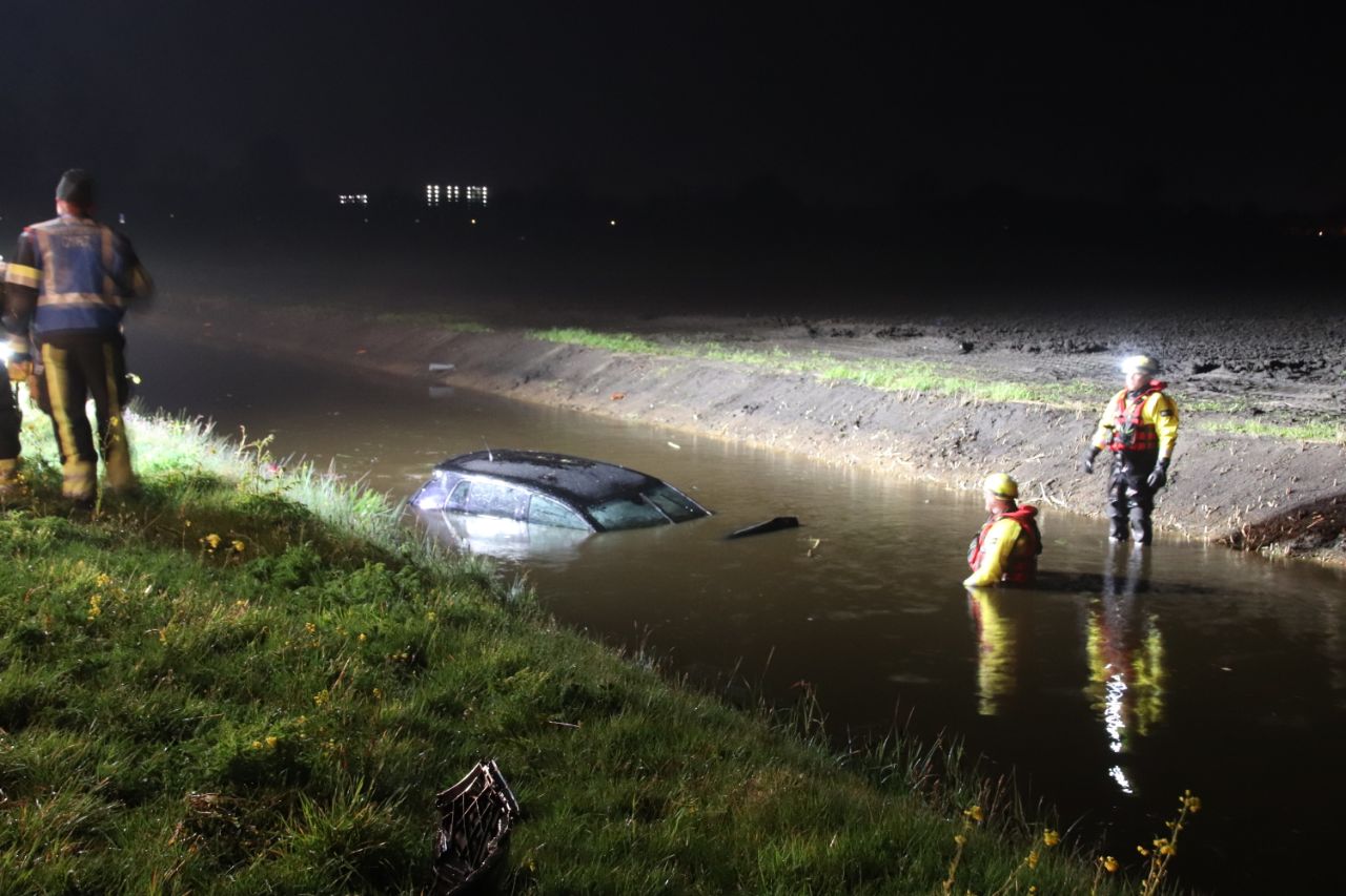 Bestuurder raakt te water bij politieachtervolging in Rottum