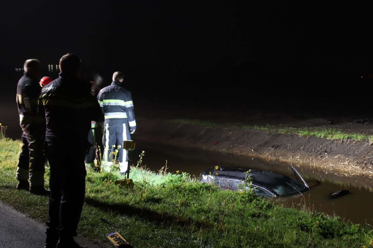 Update: Auto raakt te water na achtervolging; Taxichauffeur helpt bij aanhouding