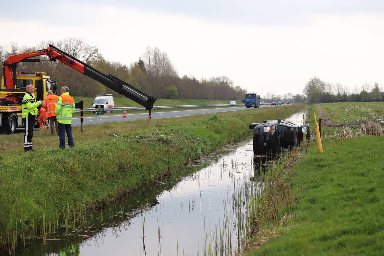 Voertuig raakt te water langs de N31 bij Garyp
