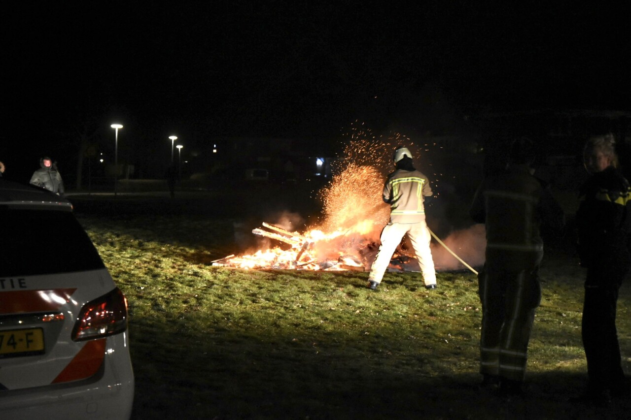 Brandweer blust paasvuurtje in Emmen