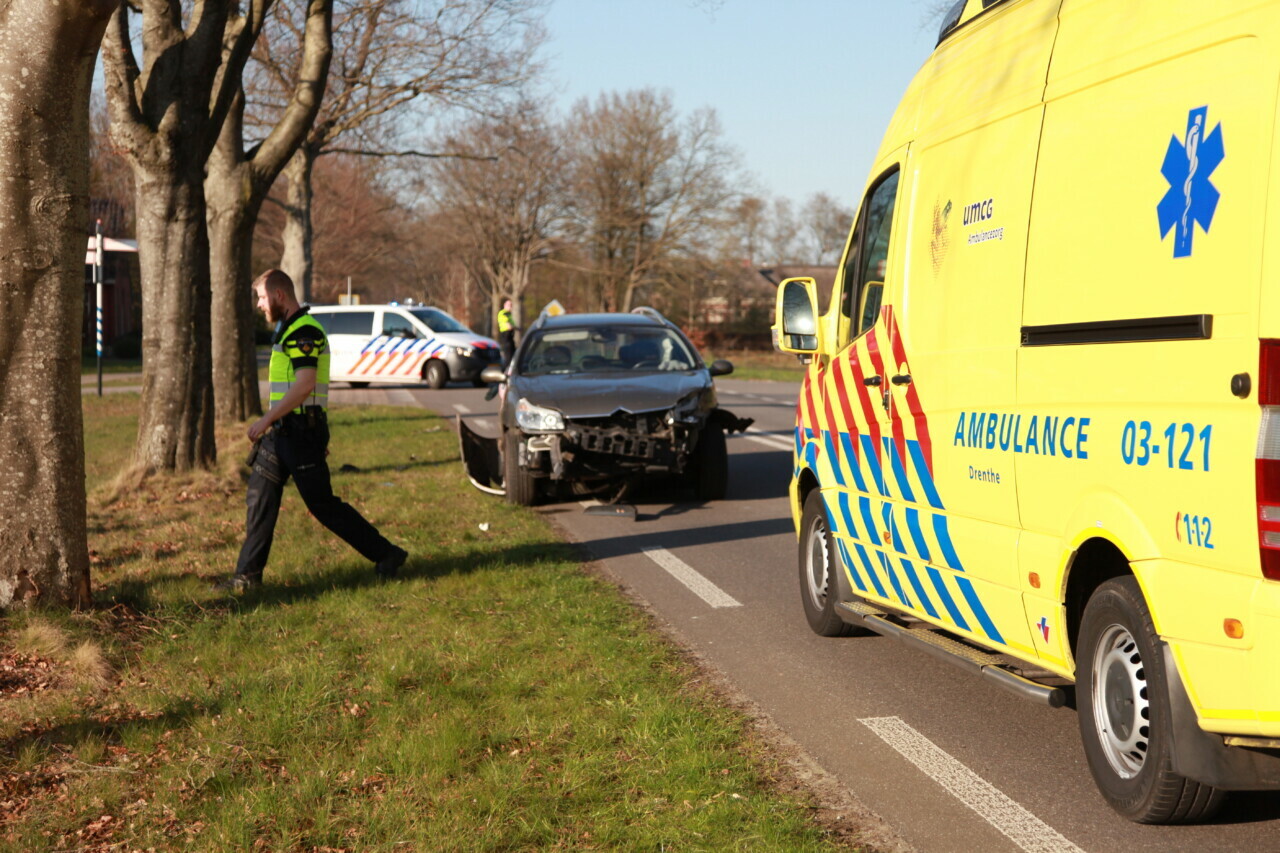 Twee Citroëns botsen in Vries