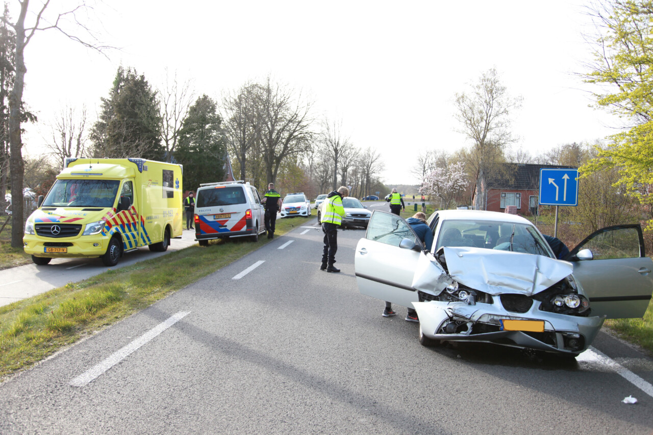 Twee gewonden na forse aanrijding in Langelo