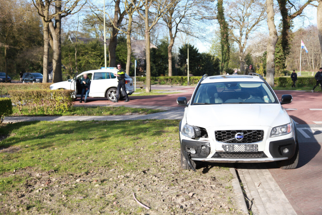 Auto’s botsen op kruising bij Midlaren