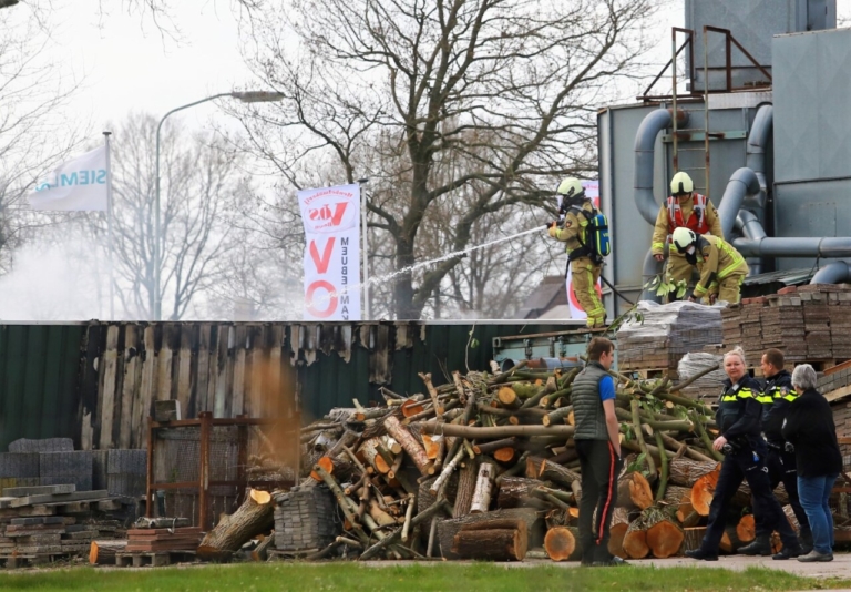 Brandweer blust brand in container