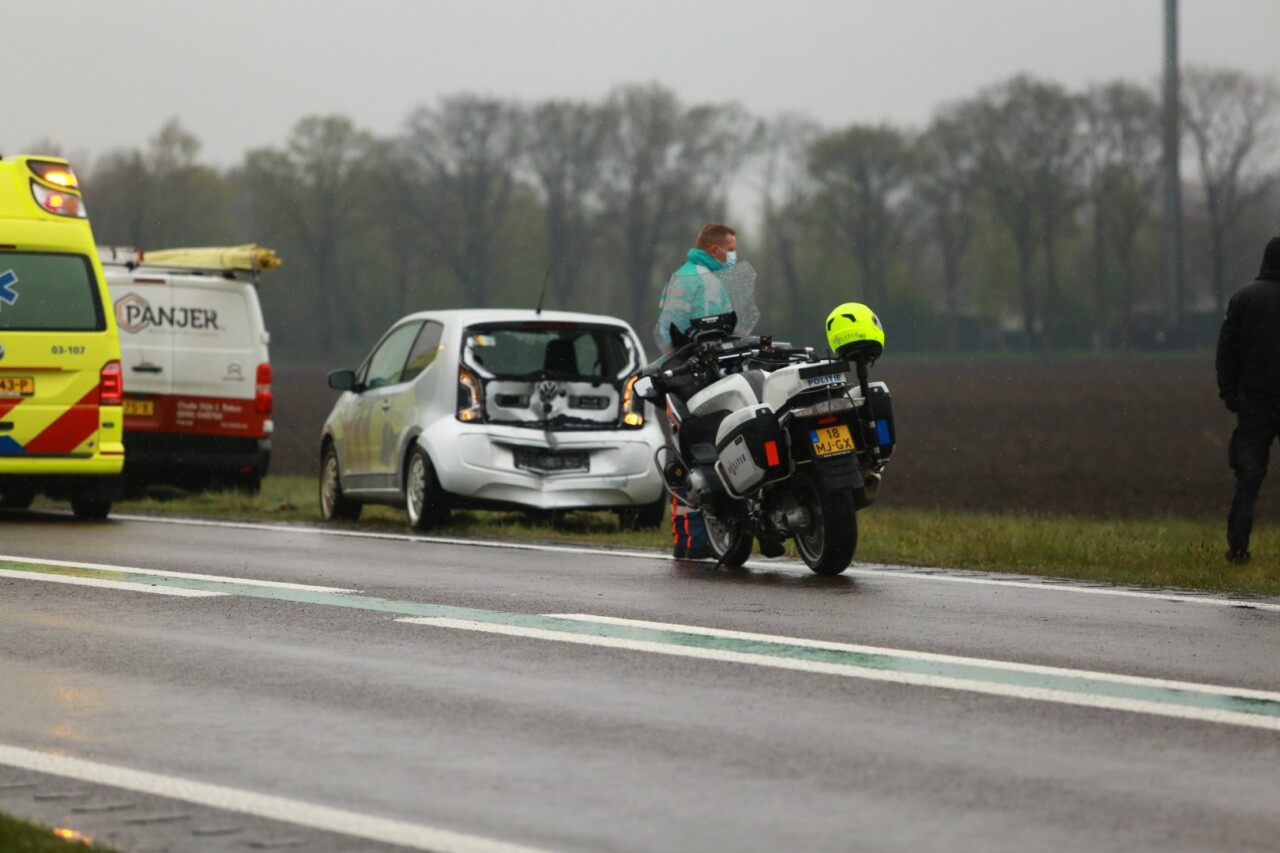 Drie voertuigen in botsing op N34; twee gewonden