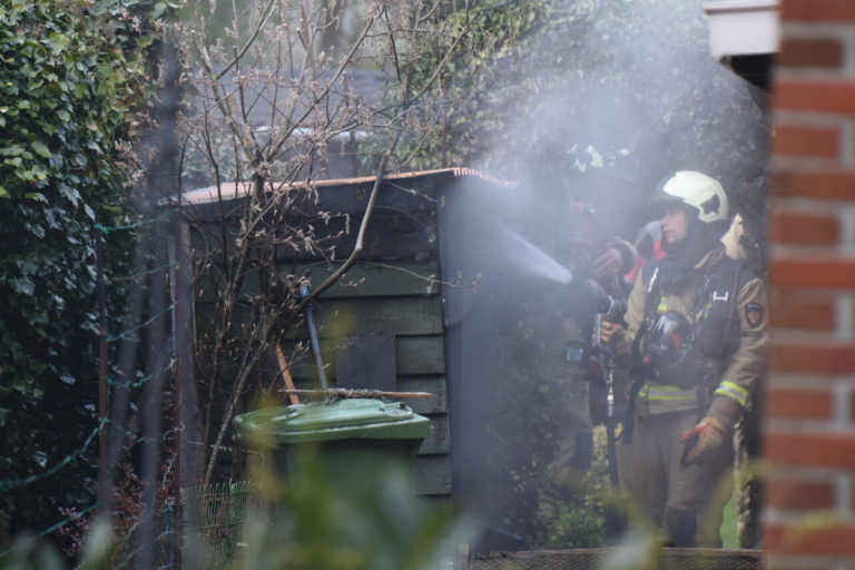 Brandweer blust brand in houtstek in Emmen