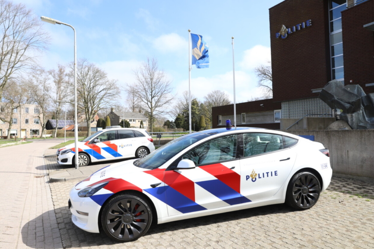Politie gaat verduurzamen en neemt Tesla in gebruik