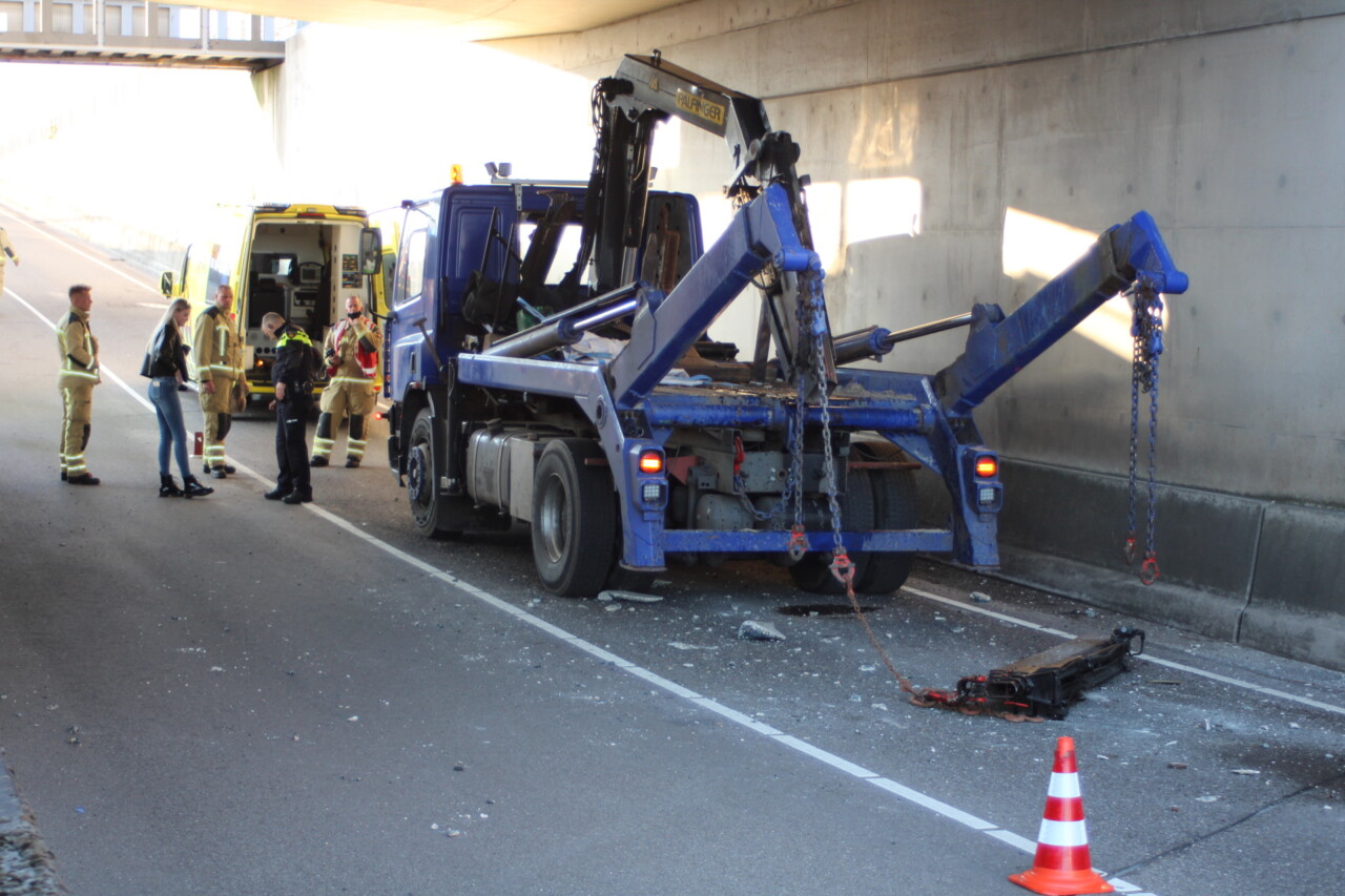 Vrachtwagen botst tegen viaduct in Emmen