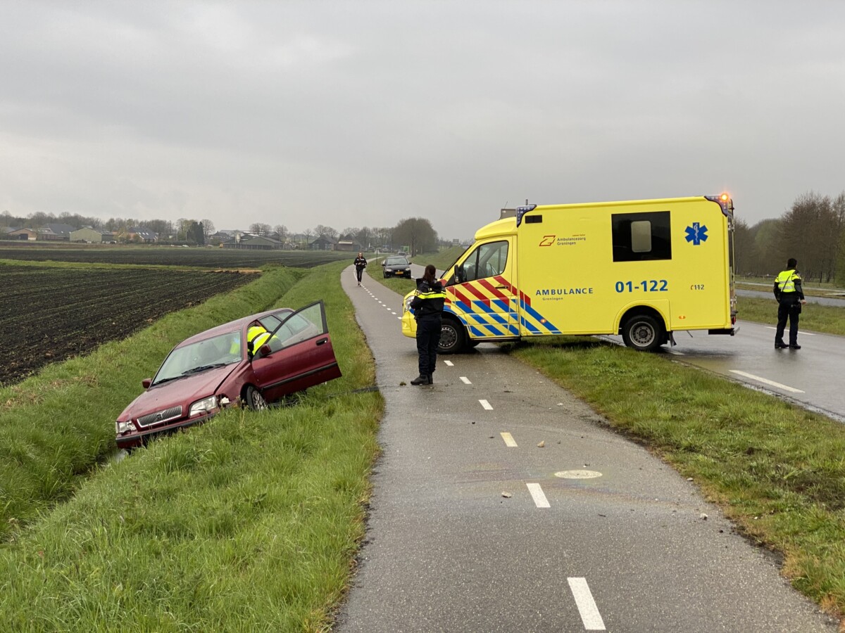 Auto spint en belandt naast de weg bij Nieuw-Buinen