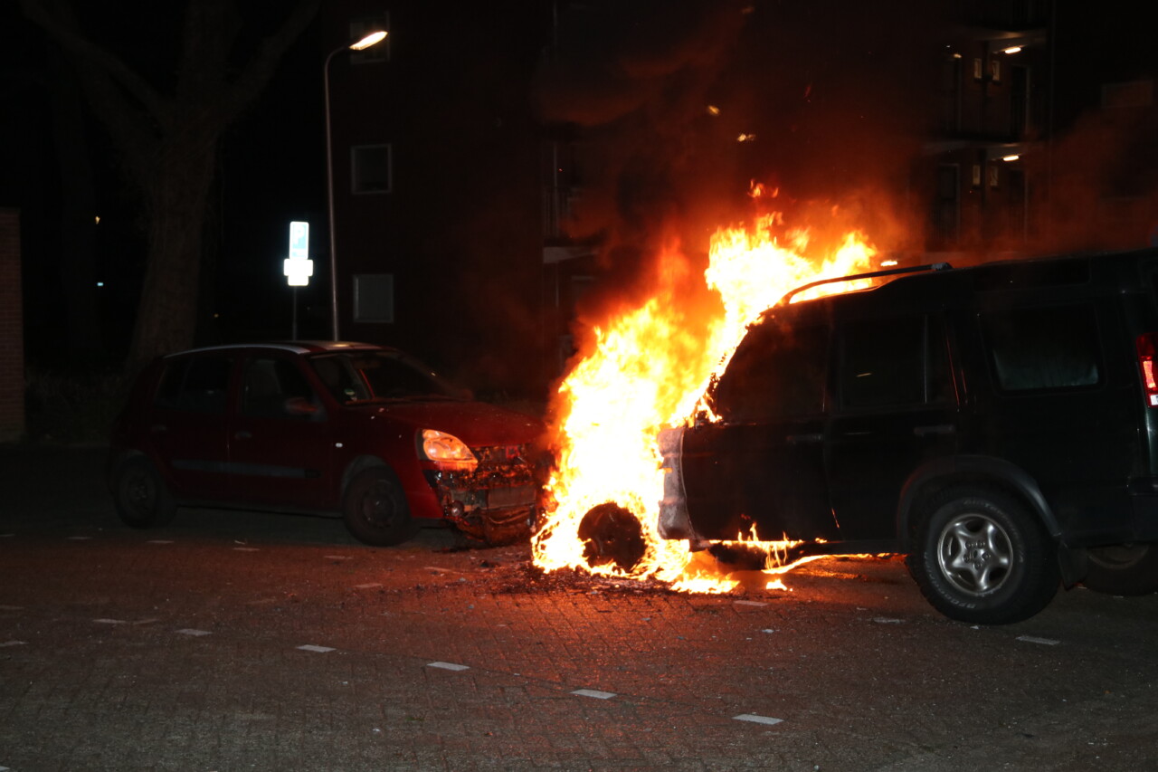 Auto’s fors beschadigd door brand in Hoogeveen; brandstichting niet uitgesloten