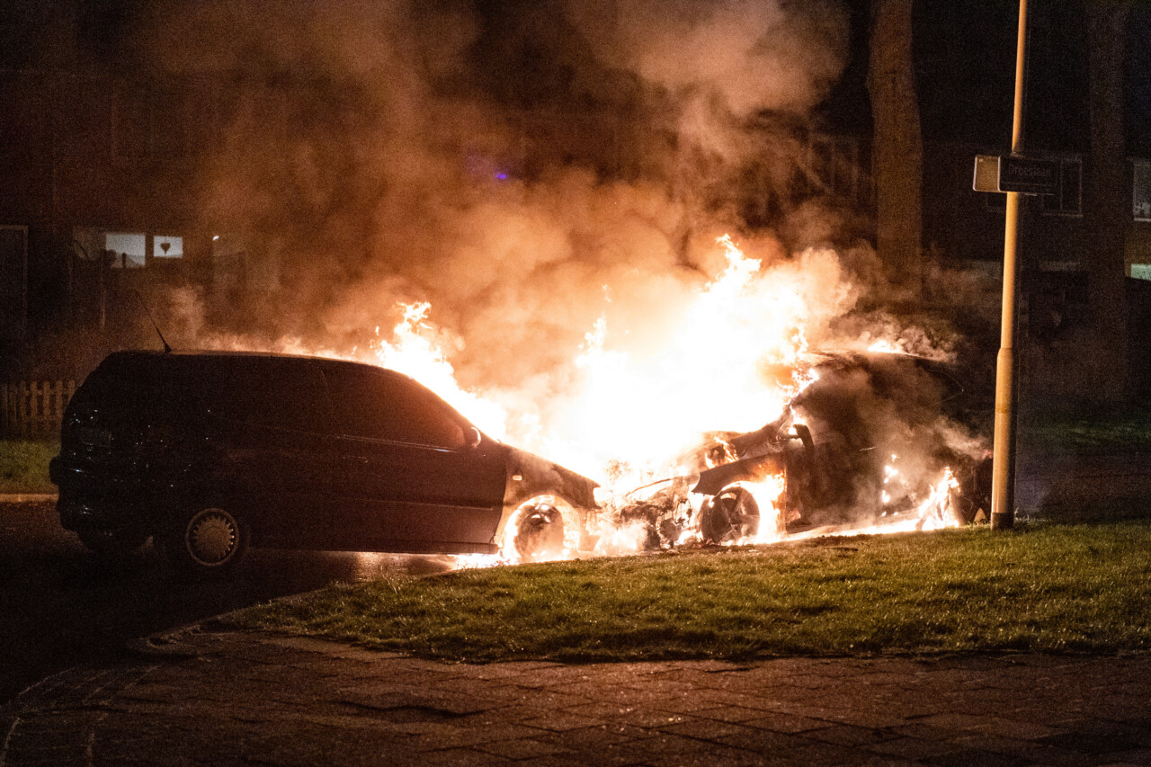 Auto’s branden uit in Hoogezand; politie start onderzoek