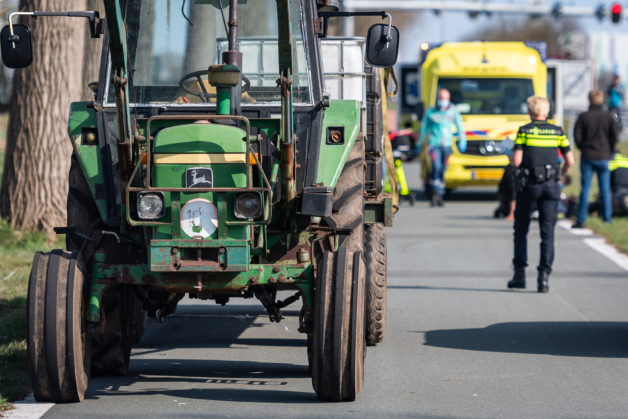 Scooterrijder gewond na botsing met tractor in Kolham