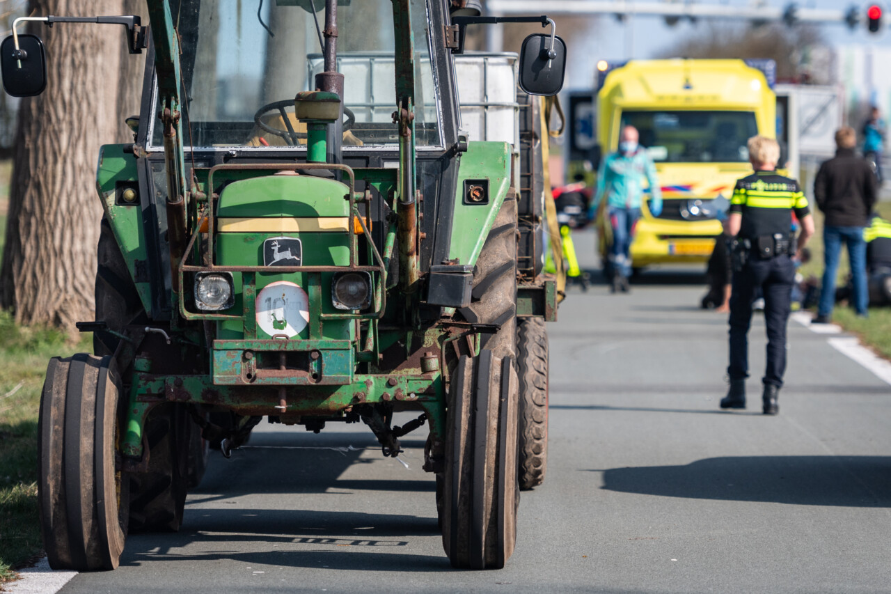 Scooterrijder gewond na botsing met tractor in Kolham
