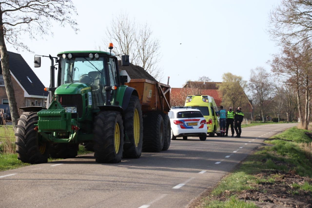 Wielrenner raakt gewond na aanrijding met tractor