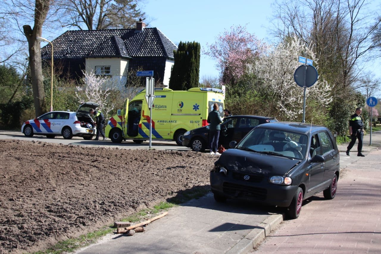 Auto’s botsen op kruising in Heerenveen; één gewonde
