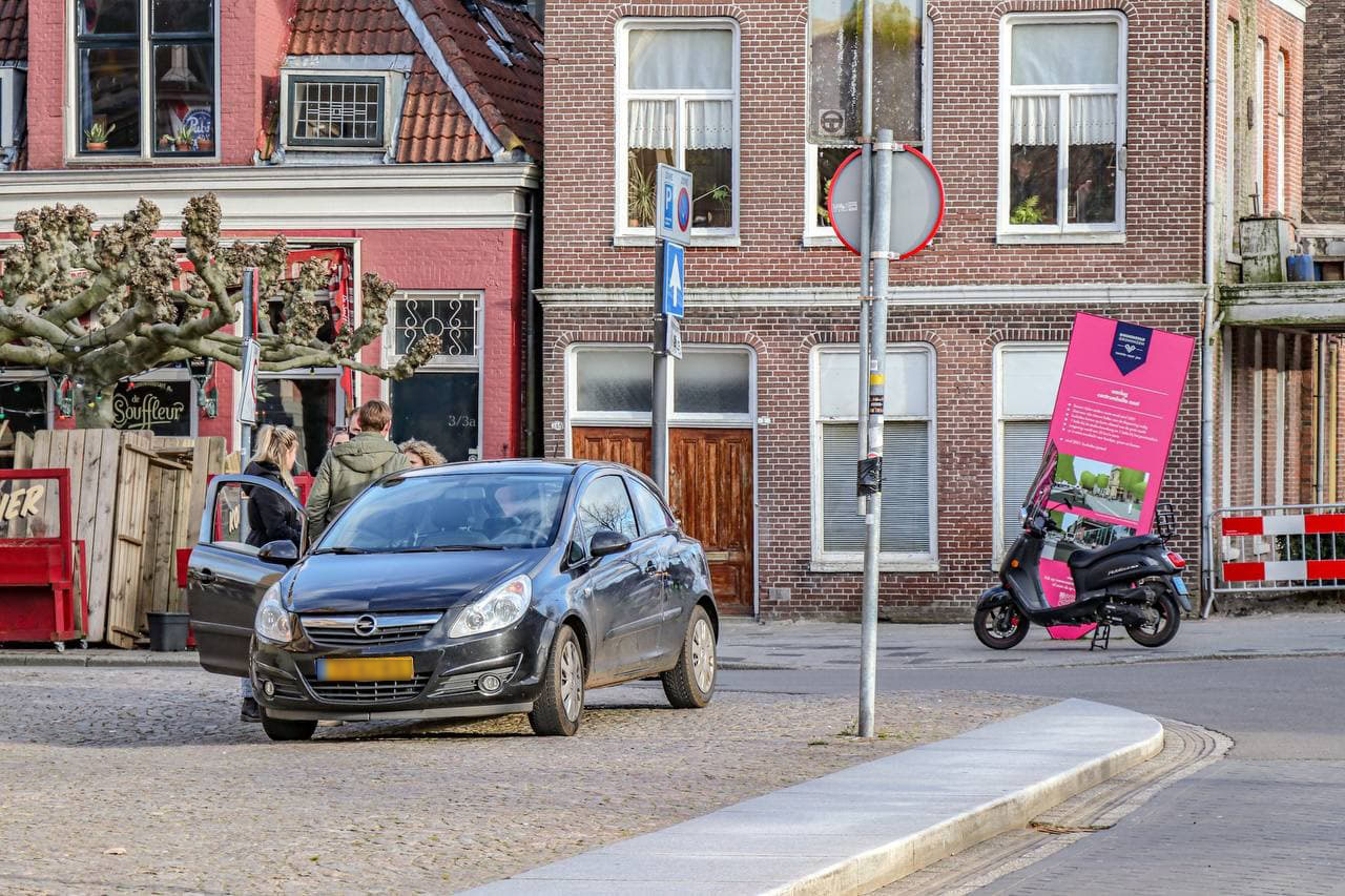 Scooterrijder in botsing met auto in Groningen