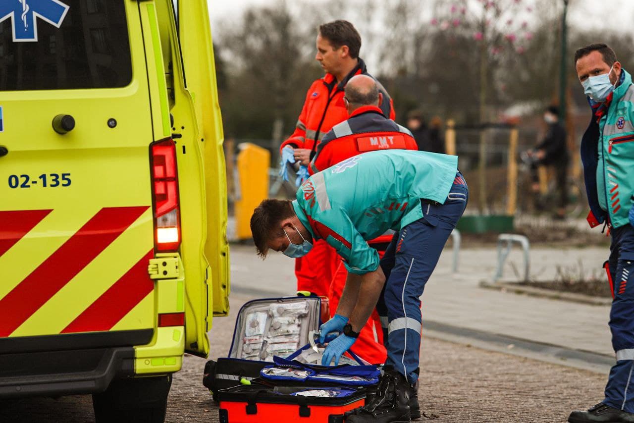Fietser zwaargewond na botsing met auto in Drachten