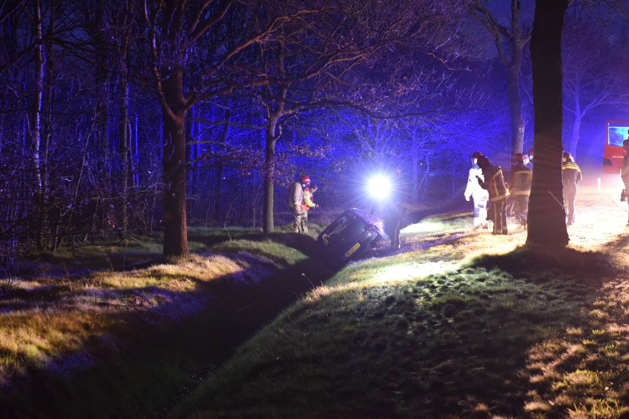 Auto belandt in greppel bij Alteveer