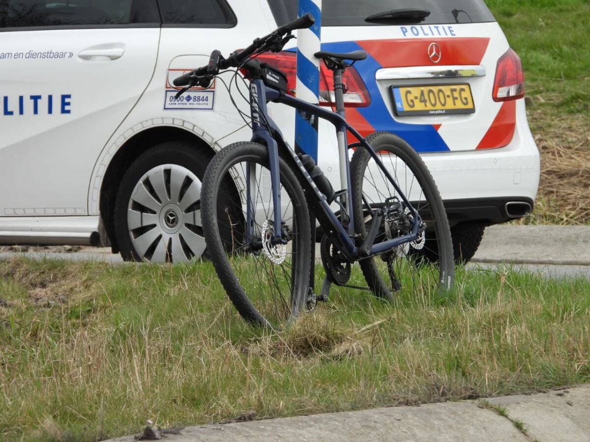 Mountainbiker en automobilist in botsing in Jelsum