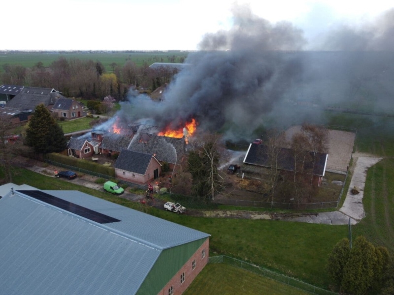 Grote zwarte rookwolken bij uitslaande brand in boerderij