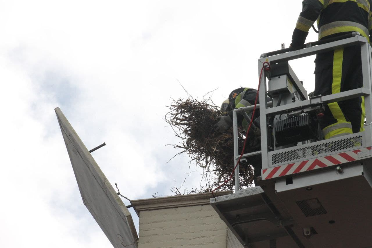 Brandweer haalt loshangend schoorsteendak weg in Kollum