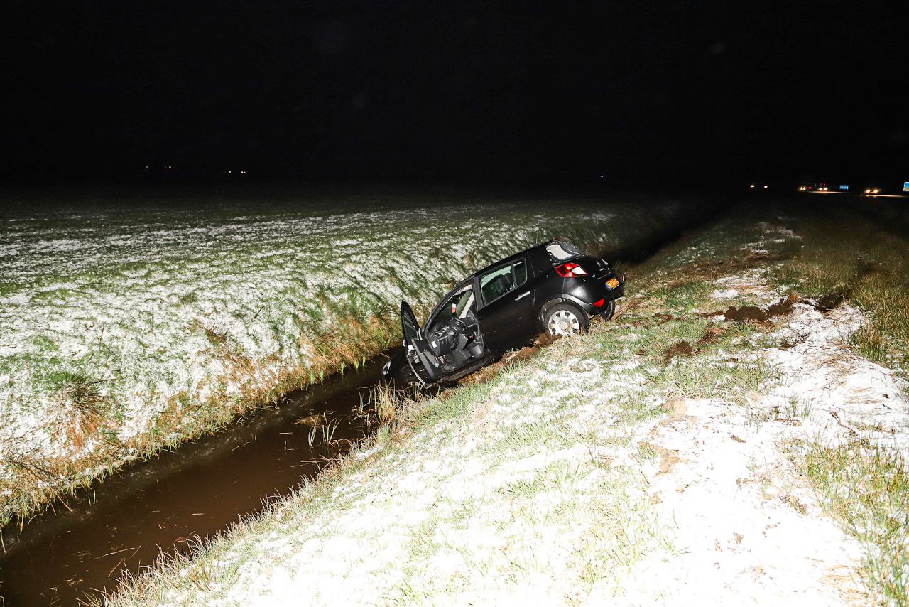 Auto raakt in slip door hagelbui op A7 bij Terwispel