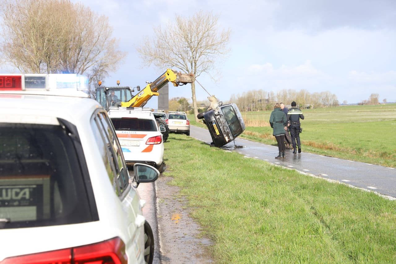 Auto belandt op zijn kant in sloot bij Tijnje