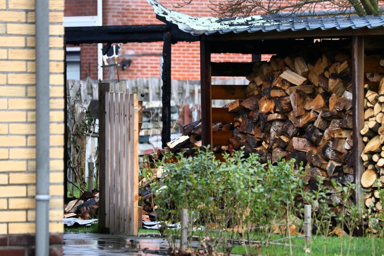 Brandweer blust brand in houtopslag Bakkeveen