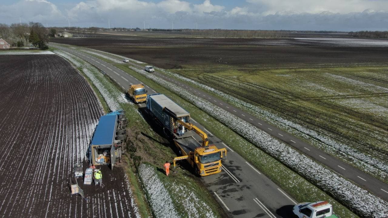 Vrachtwagen kantelt op N379 door gladheid (Video)